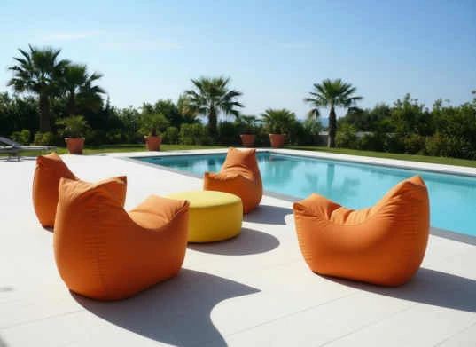 Sedute della collezione Outdoor a bordo piscina