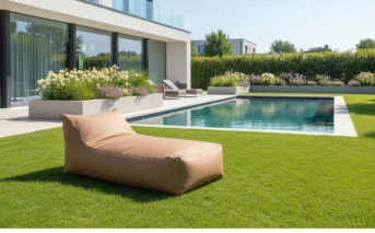 Chaise longue e sedute in giardino