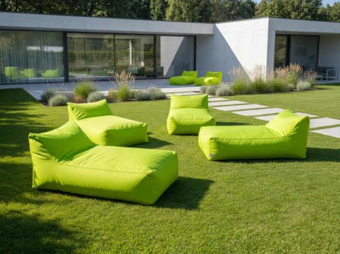 Chaise longue e sedute in giardino